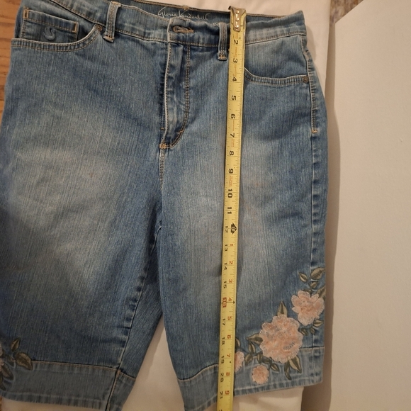 Gloria Vanderbilt Women's Blue Denim Shorts With Floral Embroidery - Picture 8 of 9